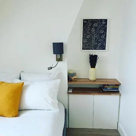 5 Stars 2-br In Center , Air Conditioner , Elevator Apartment *